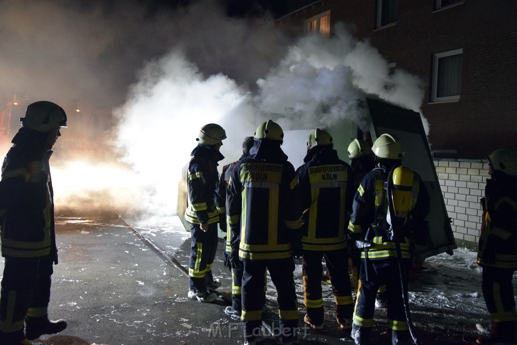 Feuer Papp Presscontainer Koeln Hoehenberg Bochumerstr P203.JPG - Miklos Laubert